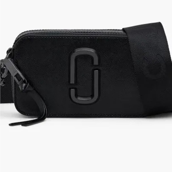 Marc Jacobs Handbags - Marc Jacobs Black Belt Bag